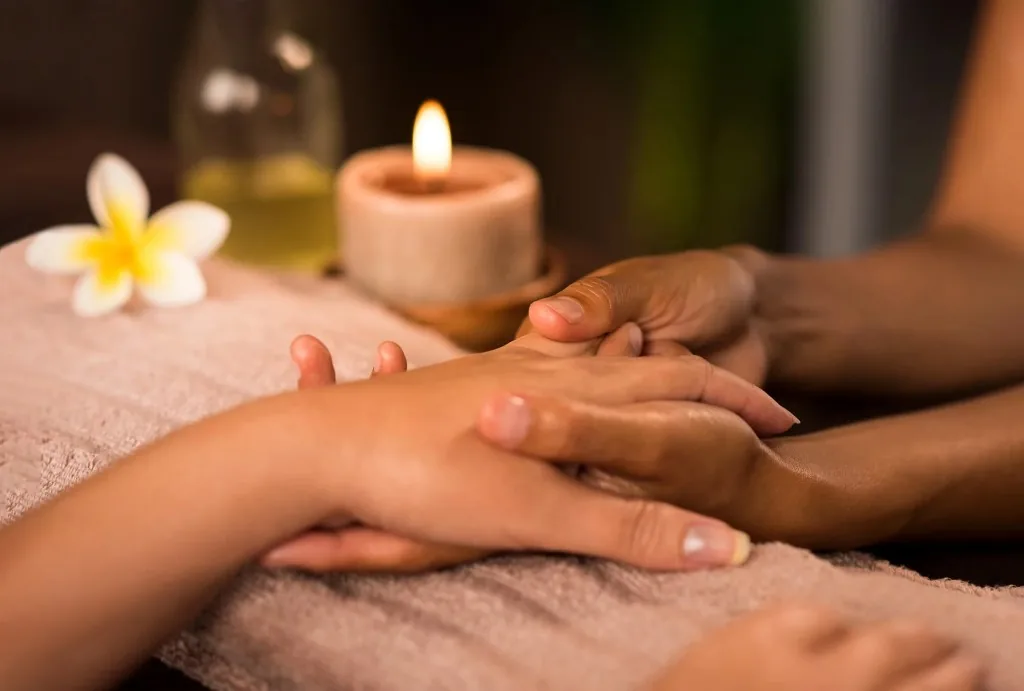 Masaje de manos en un ambiente cálido y relajado